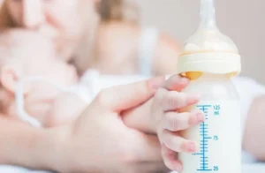 كيف أعلم طفلي للرضاعة الصناعية؟
