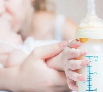 كيف أعلم طفلي للرضاعة الصناعية؟